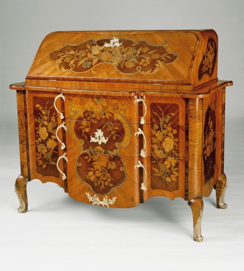 A German orlomou-mounted Bureau en Commode
