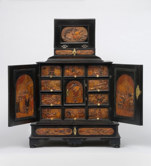 Egerer Relief-Cabinet