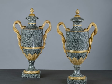 Paar Russische Granit-Deckelvasen mit vergoldeten Bronzen